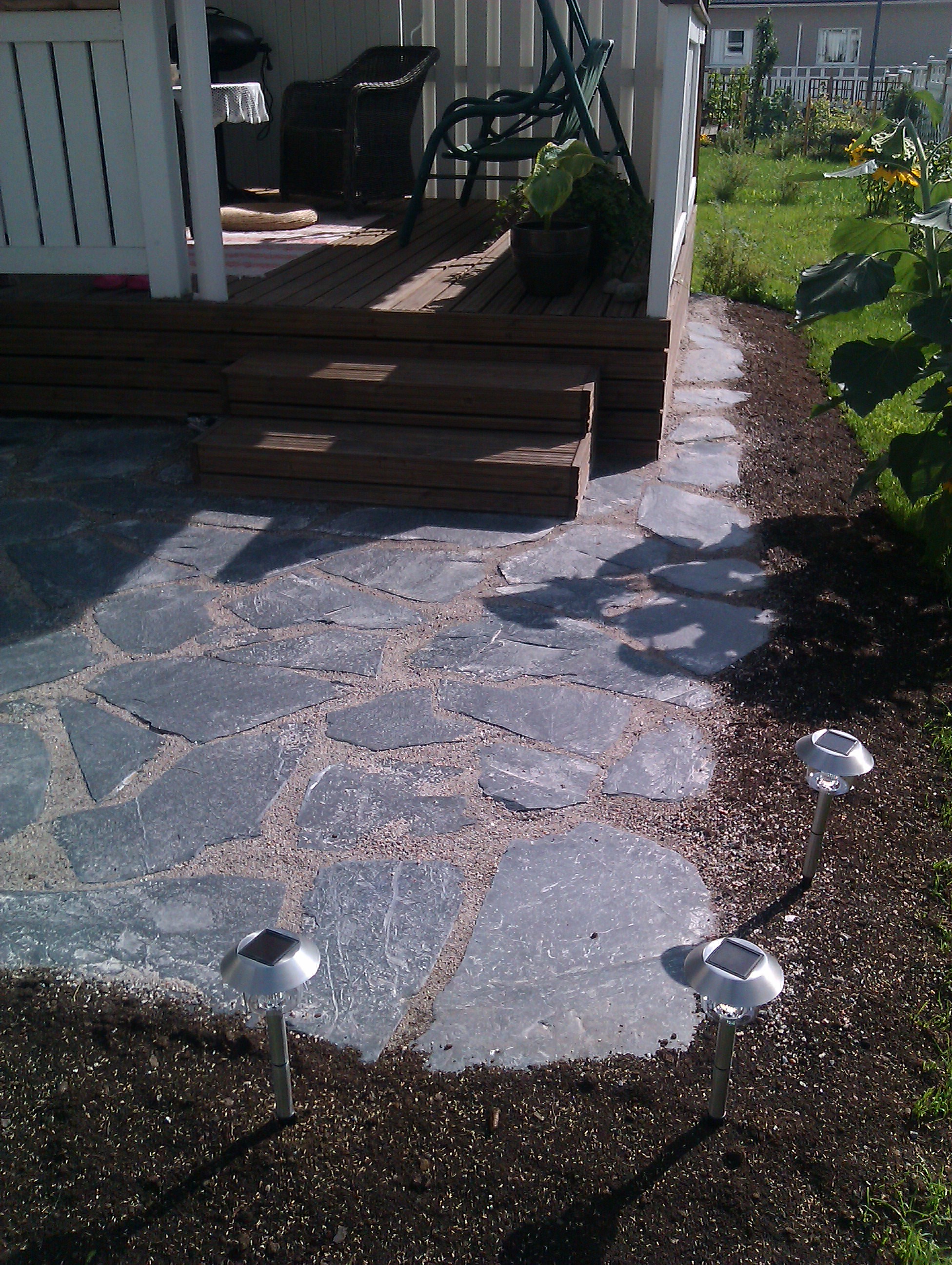 Liuskekivellä toteutettu takapihan kivetyspiha