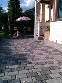 Kiveys sisäänkäynnillä