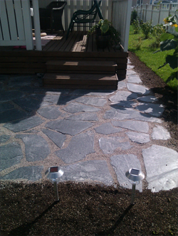 Kivimateriaaleilla viimeistelty piha