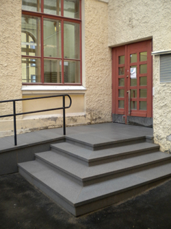 Reunakivien ja laatoituksen yhdistelmä